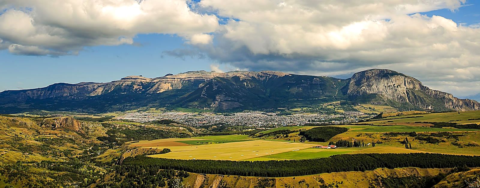 Panorámica de Coyhaique con Cerro Mackay