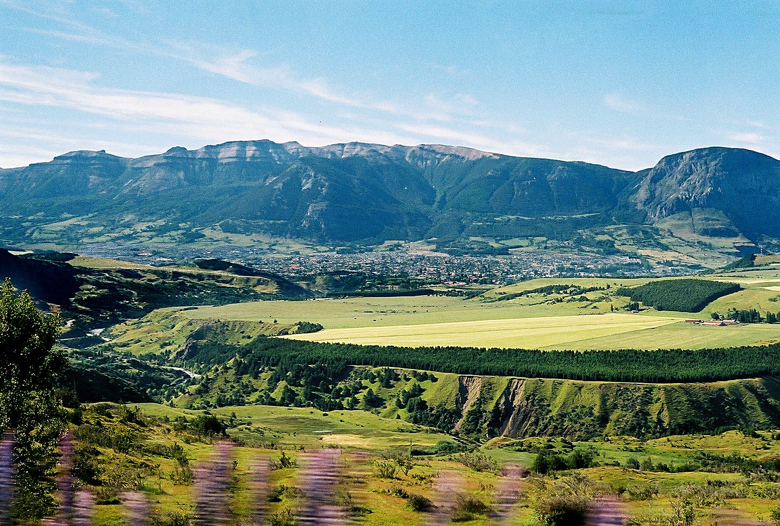 Valle patagónico con montañas