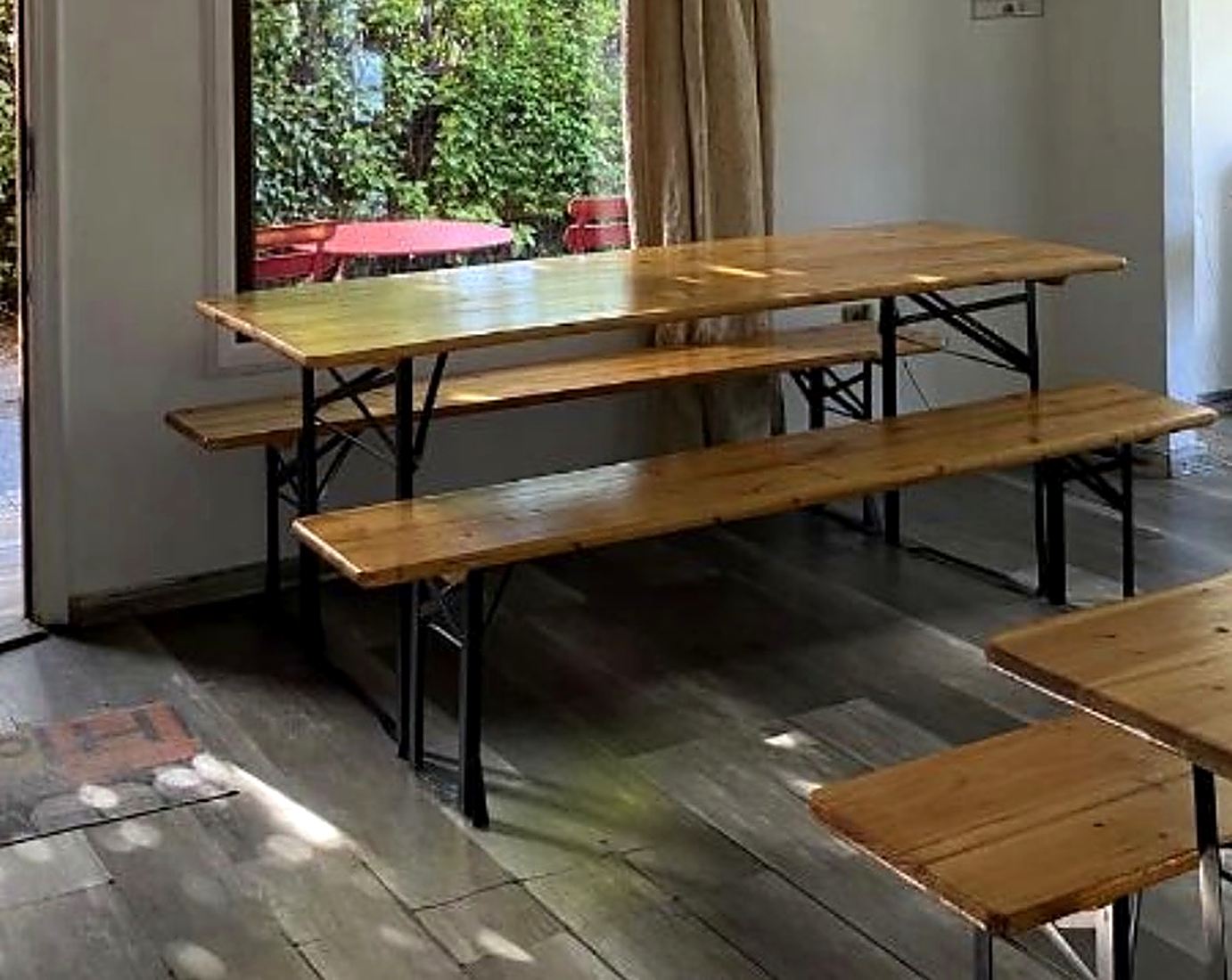 Comedor común con mesas de madera