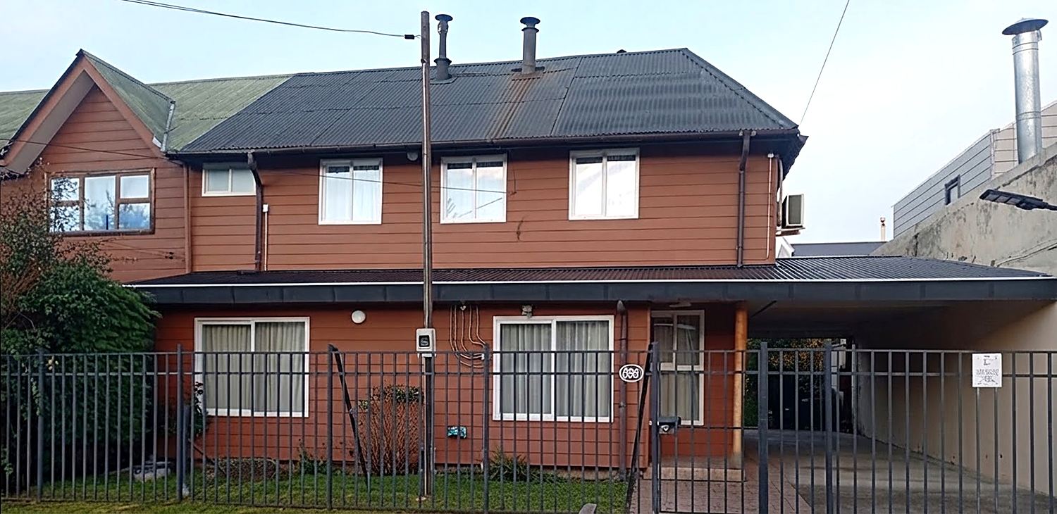 Fachada de la casa del hostal en Coyhaique